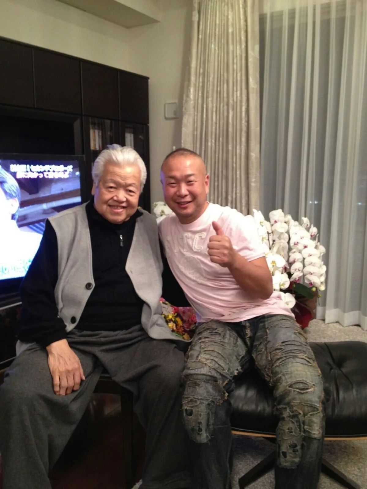 並んで笑う田代浩二と山岸一雄会長