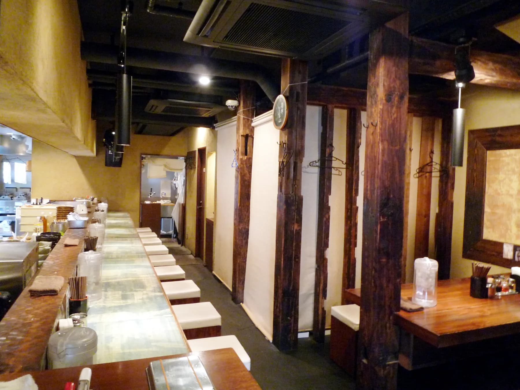 麺屋こうじの厨房とカウンター